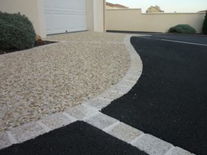 Allée en enrobé noir et béton désactivé