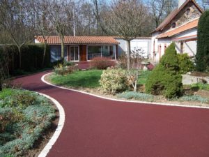 Accès véhicule en enrobé rouge