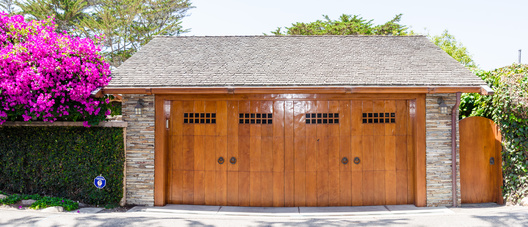 Faire un garage avec une porte en bois