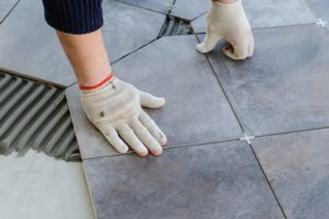 Pose de carrelage au sol avec des croisillons