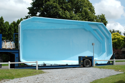 Transport d'une piscine coque