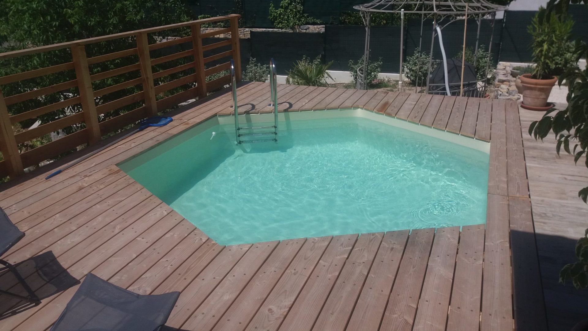 Construction terrasse en bois avec piscine étapes par étapes