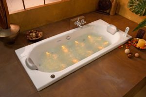 Baignoire balnéo encastrée avec chromothérapie et aromathérapie