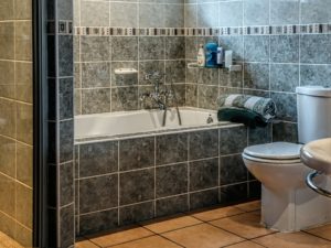 Pose d'une baignoire avec carrelage
