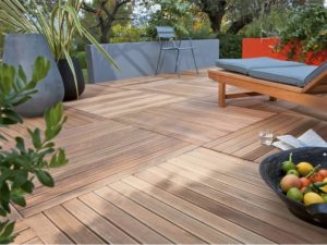 Terrasse en dalles de bois exotique