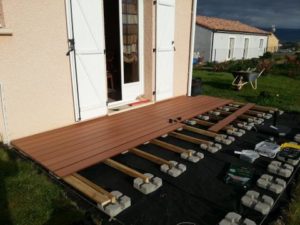 Pose d'une terrasse composite sur plots