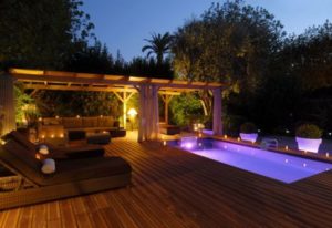 Terrasse bois piscine éclairée avec pergola
