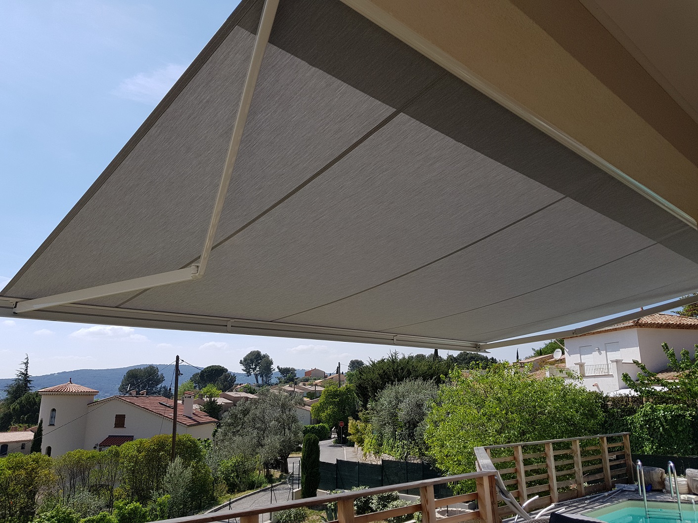 <em>Store banne avec piscine sur terrasse près de Draguignan | <a href="#estimation">Joindre un expert dans ma ville</a></em>