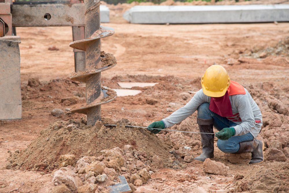 Etude de sol avant construction par un technicien