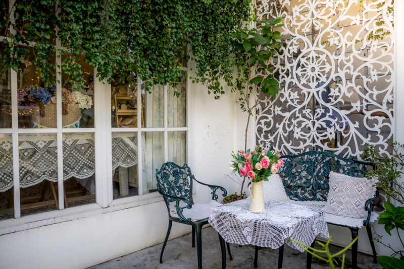 Intérieur d'une véranda en fer forgé