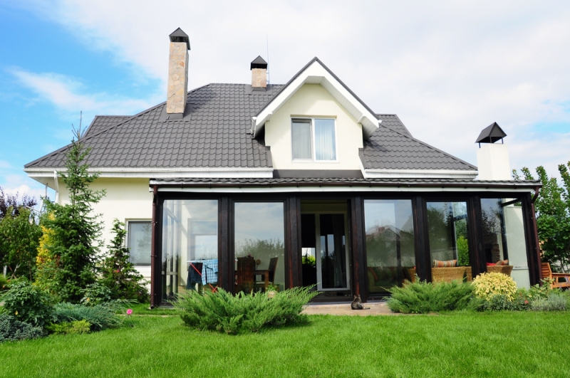 Véranda alu accolée à une villa