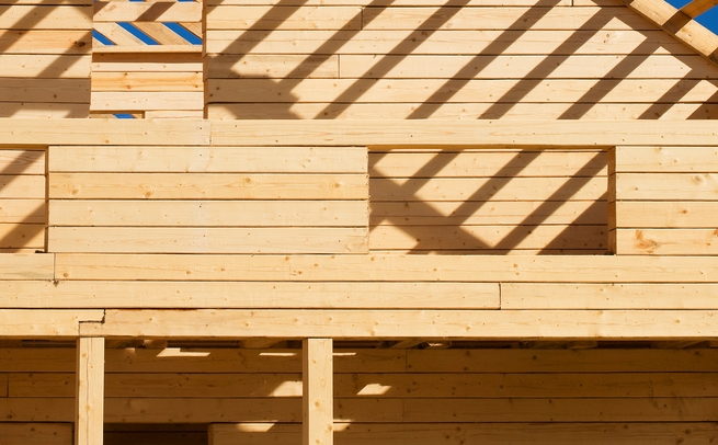 Construction d'une terrasse sur pilotis en bois