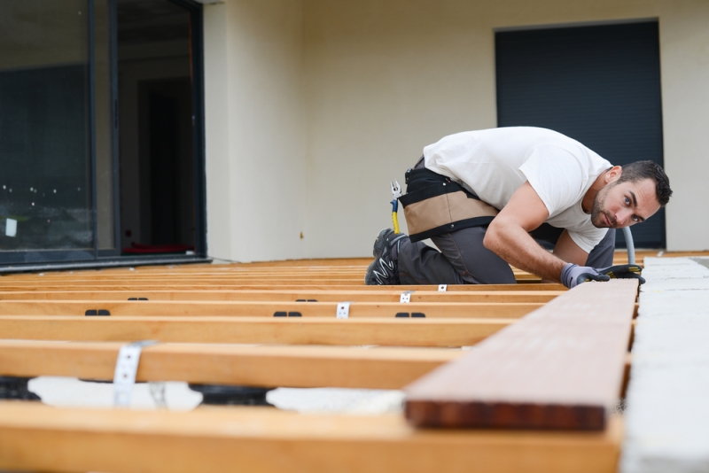 Pose d'un plancher de terrasse par un artisan