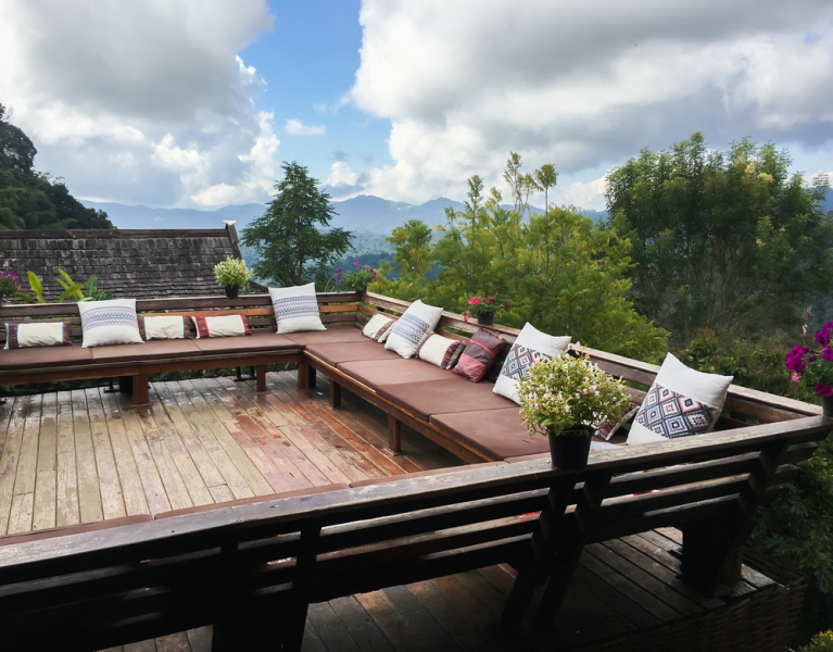 Terrasse suspendue en bois massif