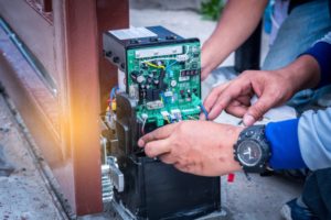 Installation et test d'un automatisme de portail par un technicien