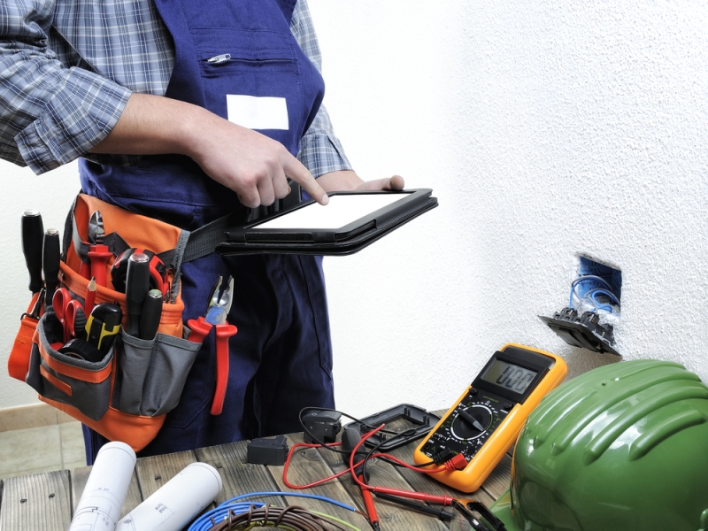 Électricien vérifiant la conformité des installations électriques domestiques