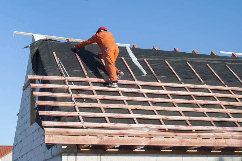 Installation d'un écran sous toiture par un artisan