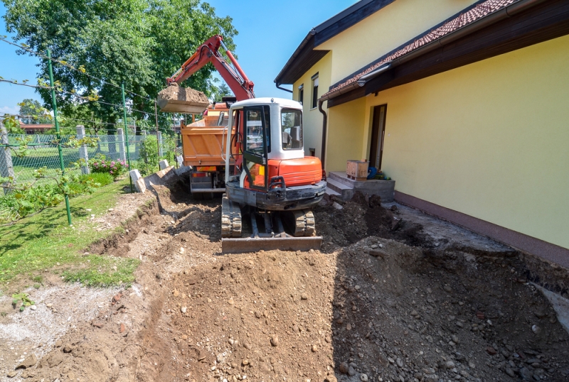 Location d'une mini-pelle pour des travaux de reconstruction maison