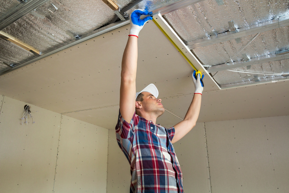 Prise de mesure d'un plafond suspendu