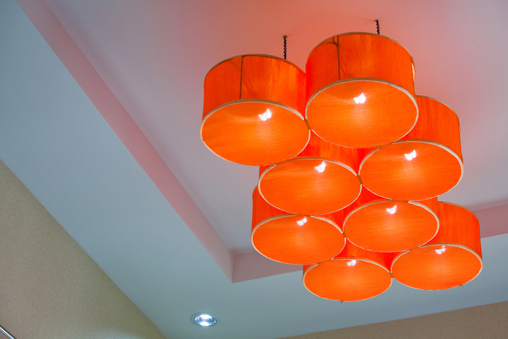 Plafond suspendu avec luminaires décoratifs