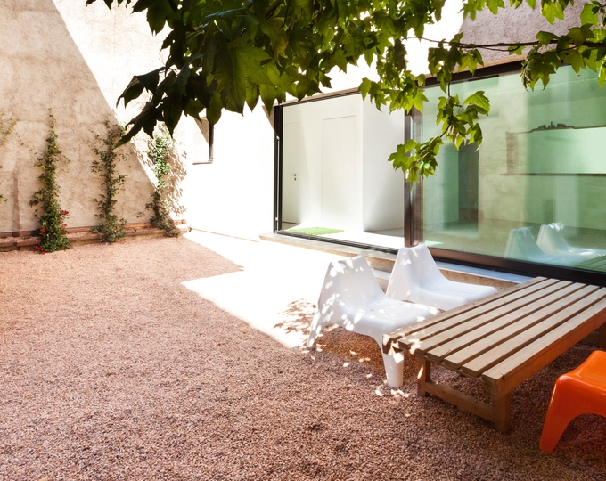 Terrasse de jardin avec du gravier décoratif blanc: SAKRET Liant à gravier  PU-UV