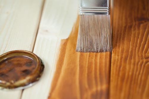 Application d'une couche de protection bois sur une terrasse