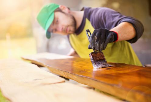 Application huile de teck pour la renovation d'une terrasse