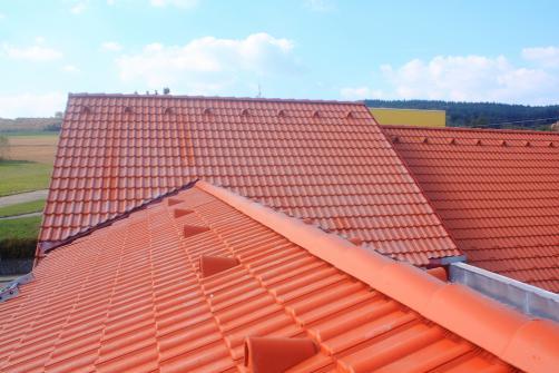 Couverture toiture en tuiles de beton rouges