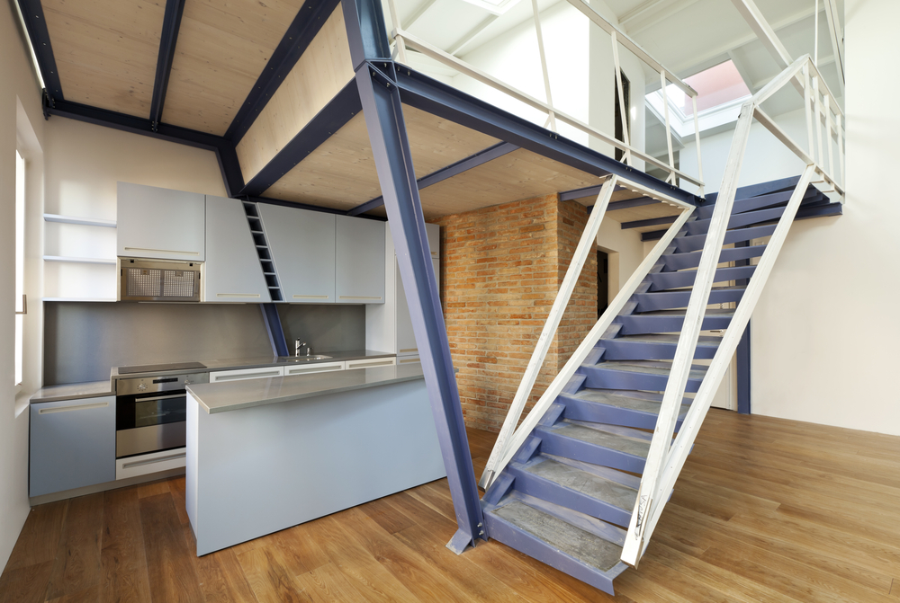 Cuisine ouverte avec mezzanine et escalier metallique suspendu