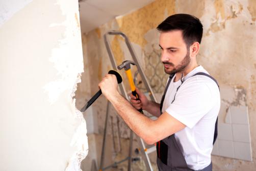 Demolition d'un mur facilite par un artisan