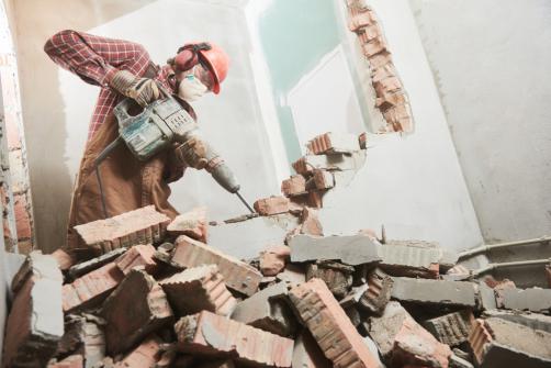 Demolition d'un mur interieur avec un marteau perforateur