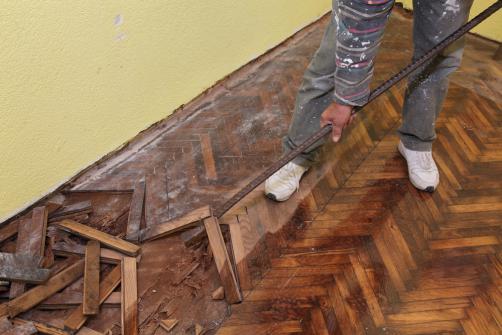 Demolition d'un vieux parquet en vue d'une renovation