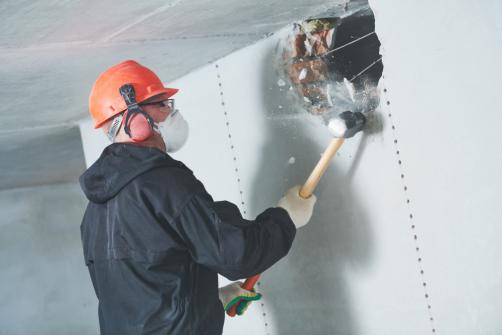 Demolition d'une cloison a l'aide d'un marteau