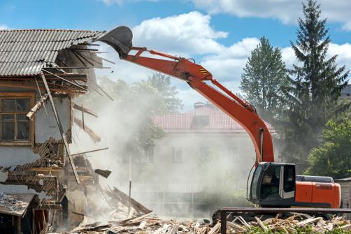 Demolition mur exterieur avec un excavateur