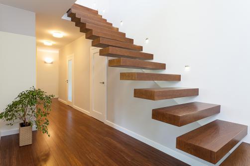 Escalier droit suspendu en bois