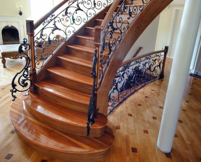 Escalier en bois traditionnel associe avec du fer forge