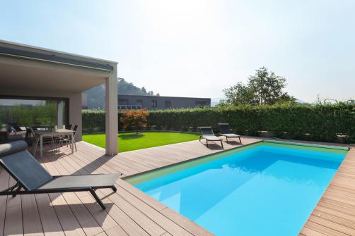 Margelle de piscine en bois