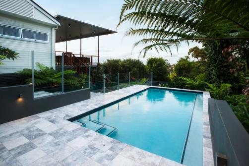 Margelle de piscine en carrelage