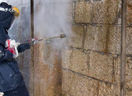 Nettoyage haute pression d'un mur en pierre