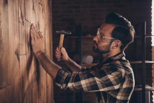 Pose de lambris par un artisan