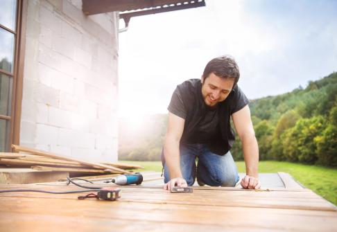 Pose de nouvelles lames de terrasse en bois