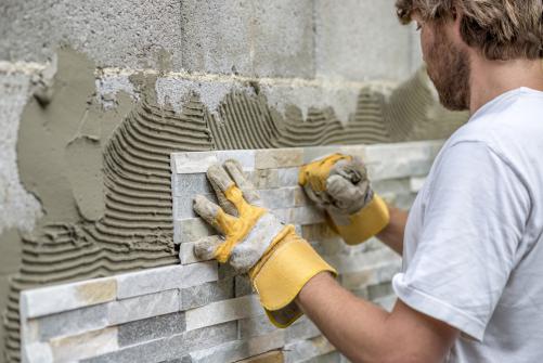 Pose de parement exterieur en pierre par un artisan