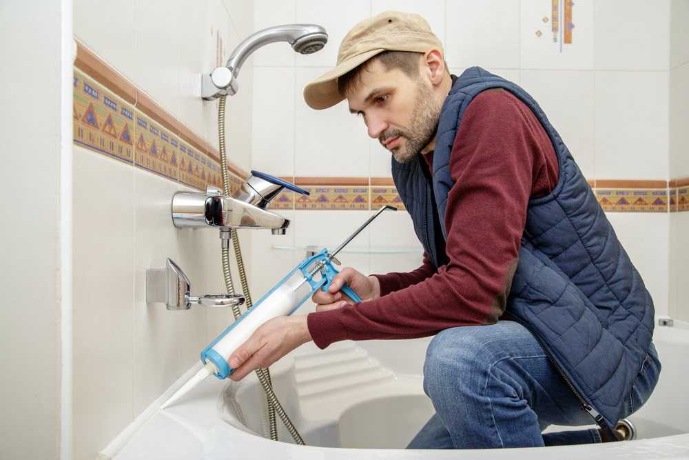 Pose d'une baignoire par un artisan