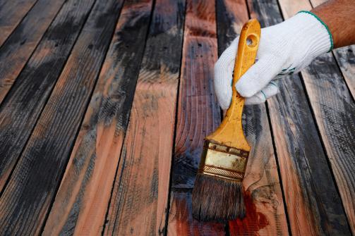 Remise en etat d'une terrasse en bois vieillie