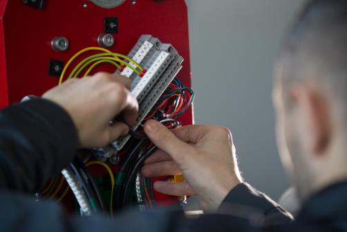 câblage téléphonique par un technicien