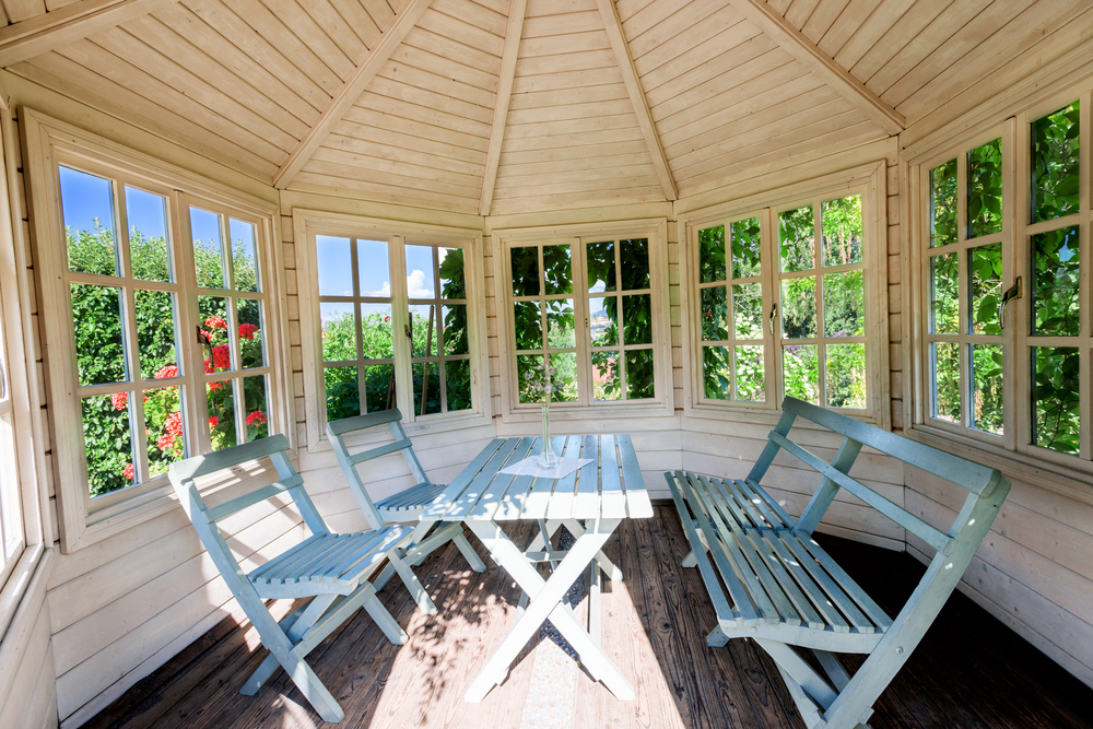 Intérieur d'une jolie véranda en bois