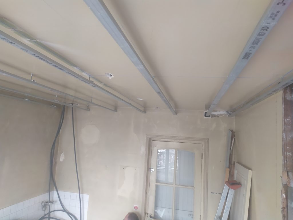 Faux Plafond Sur Ancien Plafond Lattis Platre Réalisation d'un plafond en plaque de plâtre : on vous montre tout ! -  monEquerre.fr