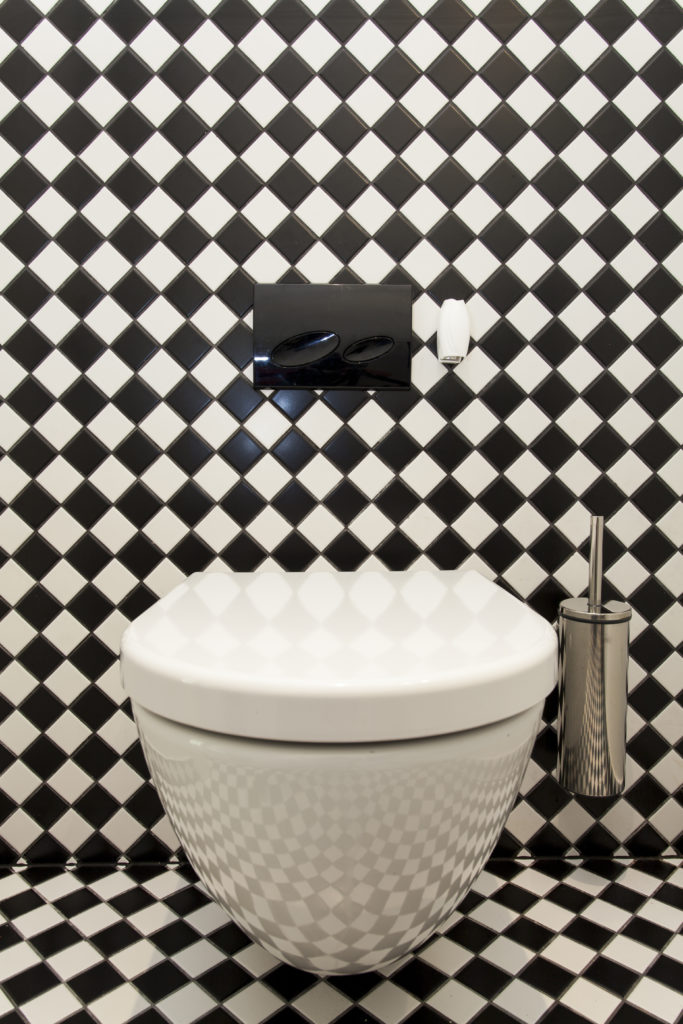 WC-murs-sol-mosaïques-noires-blanches