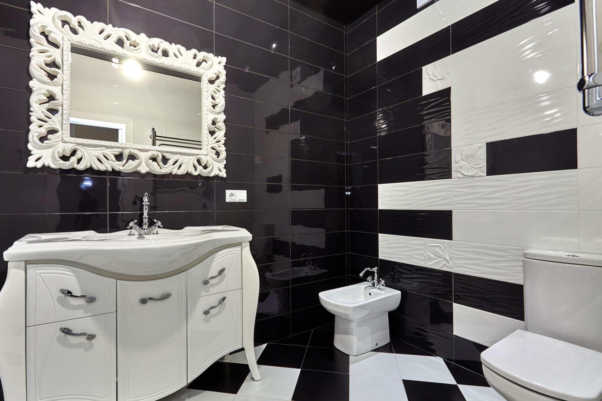Laissez-vous charmer par une salle de bains noire et blanche