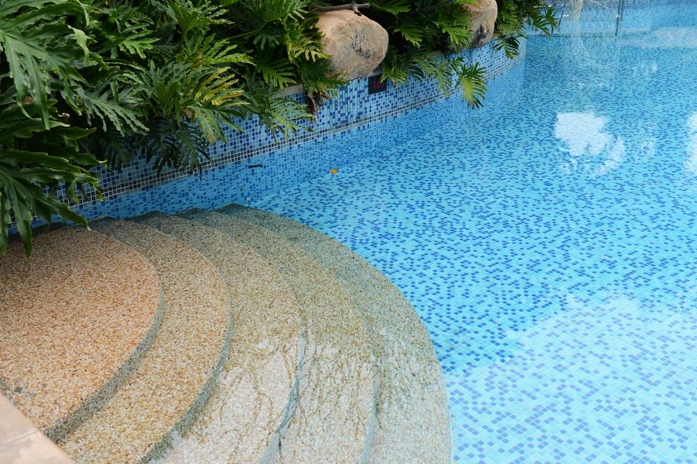 piscine-petits-carreaux-bleus